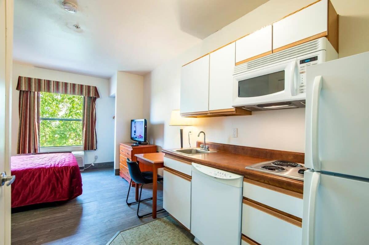 Sierra Vista Studio Apartment With Full Kitchen And King Bed Bagian luar foto