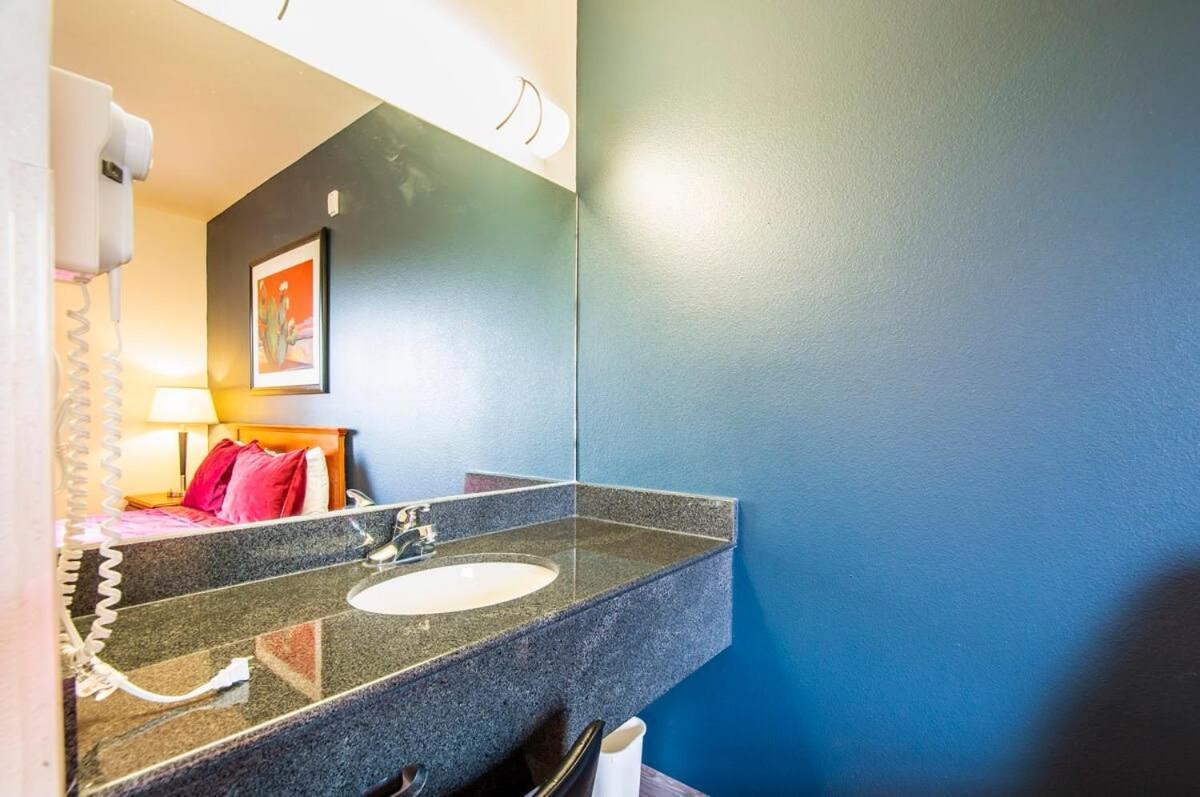 Sierra Vista Studio Apartment With Full Kitchen And King Bed Bagian luar foto